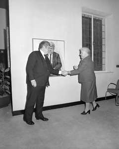 885150 Afbeelding van de onthulling van een geschilderd portret van oud-burgemeester H.J.L. Vonhoff in het Stadhuis ...